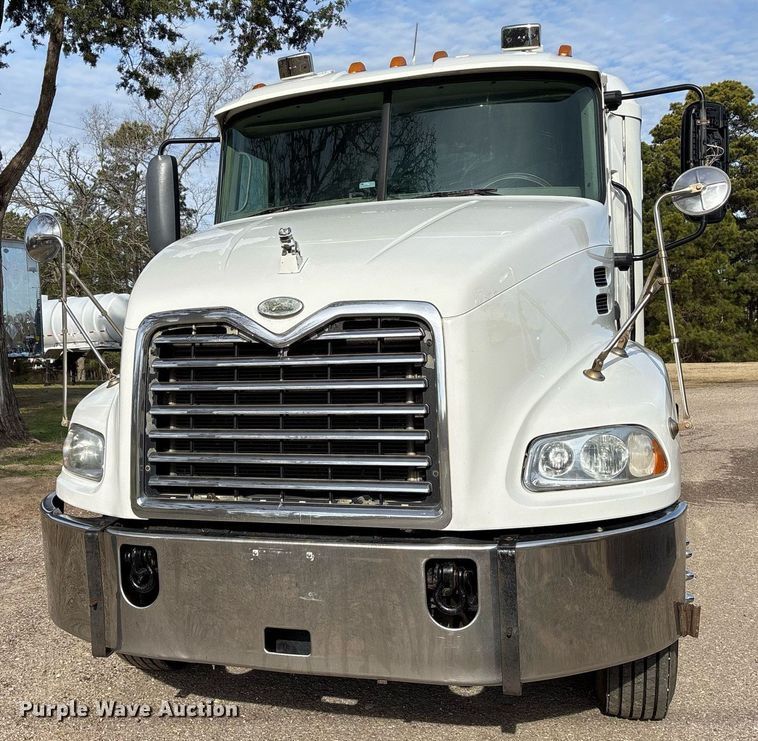 image for item OK9496 2007 Mack CXN613 semi truck