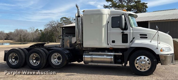 image for item OK9496 2007 Mack CXN613 semi truck