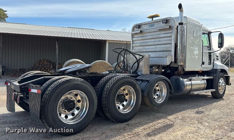 image for item OK9496 2007 Mack CXN613 semi truck