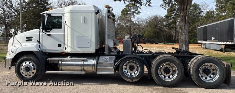 image for item OK9496 2007 Mack CXN613 semi truck