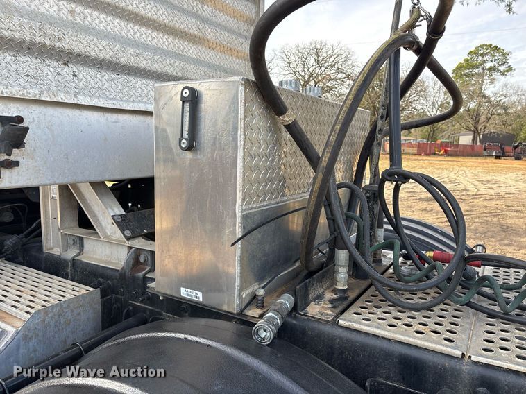 image for item OK9496 2007 Mack CXN613 semi truck