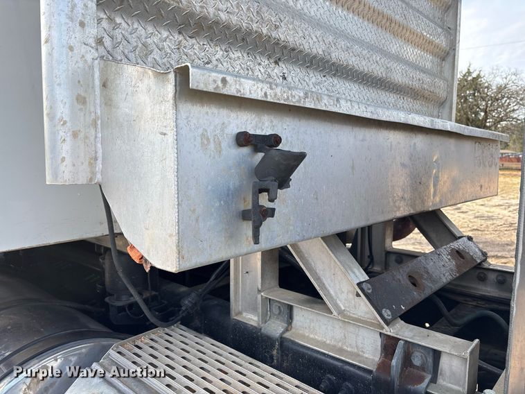 image for item OK9496 2007 Mack CXN613 semi truck