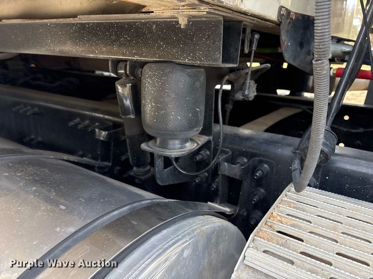 image for item OK9496 2007 Mack CXN613 semi truck