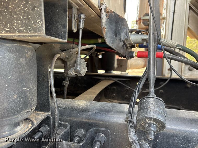 image for item OK9496 2007 Mack CXN613 semi truck