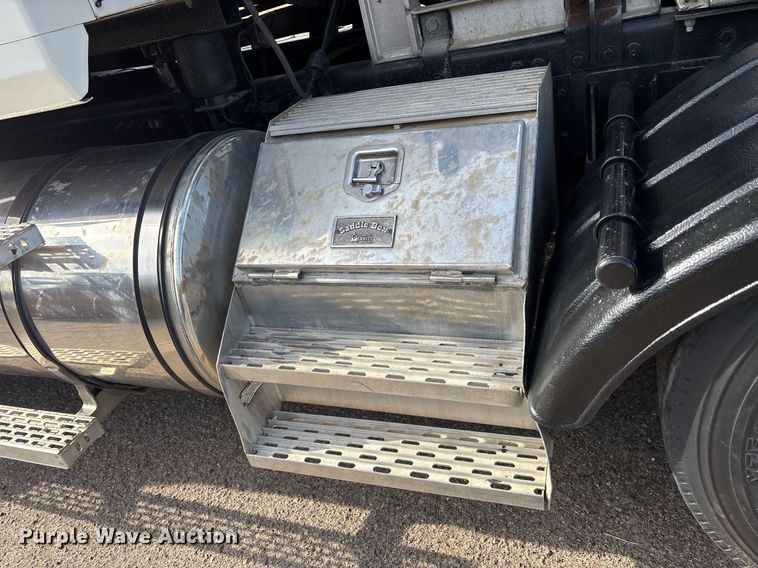 image for item OK9496 2007 Mack CXN613 semi truck