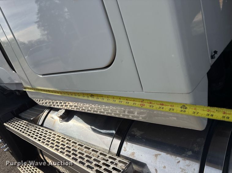 image for item OK9496 2007 Mack CXN613 semi truck