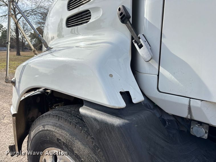 image for item OK9496 2007 Mack CXN613 semi truck