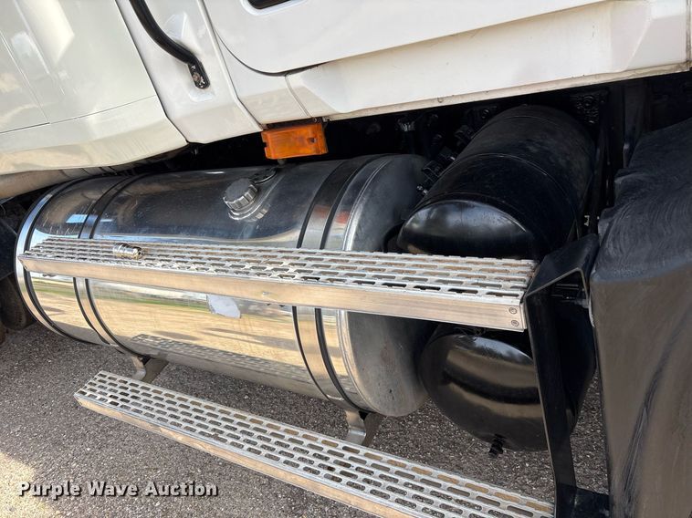 image for item OK9496 2007 Mack CXN613 semi truck