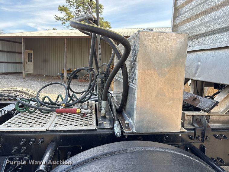 image for item OK9496 2007 Mack CXN613 semi truck