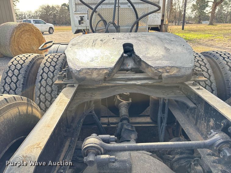 image for item OK9496 2007 Mack CXN613 semi truck