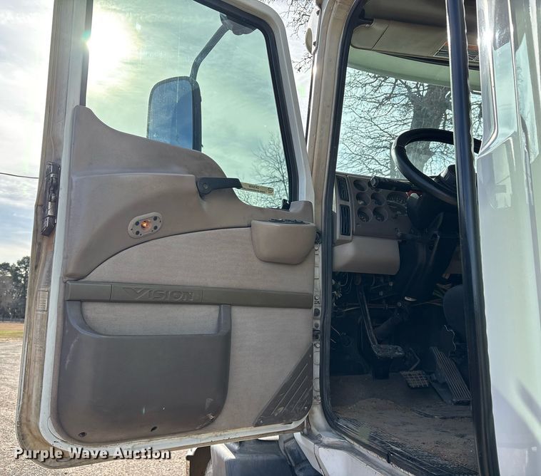 image for item OK9496 2007 Mack CXN613 semi truck