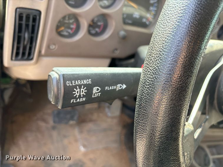 image for item OK9496 2007 Mack CXN613 semi truck