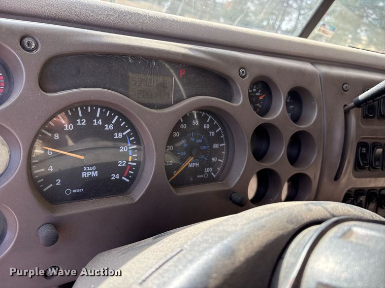 image for item OK9496 2007 Mack CXN613 semi truck