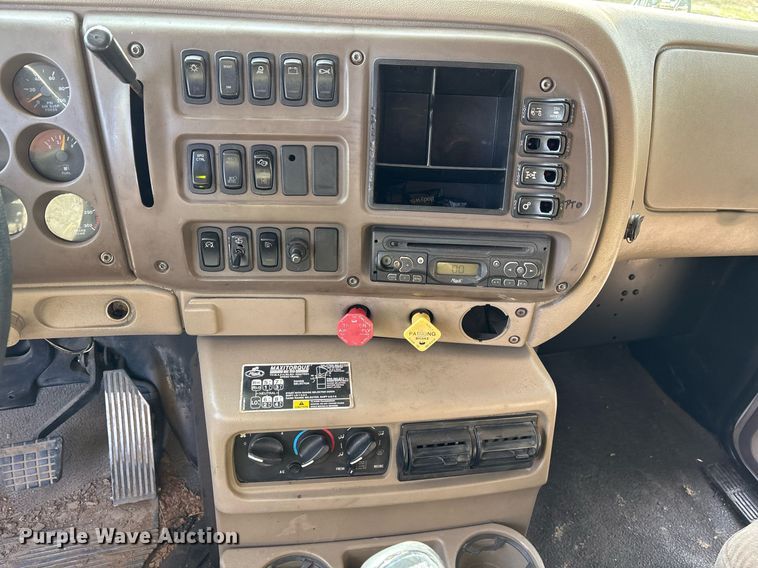 image for item OK9496 2007 Mack CXN613 semi truck