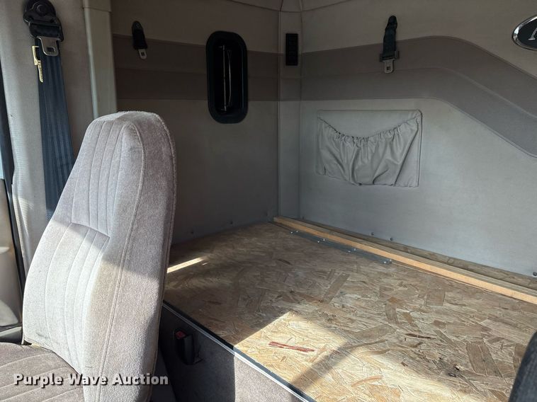 image for item OK9496 2007 Mack CXN613 semi truck