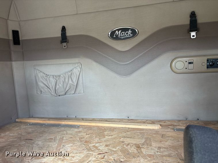 image for item OK9496 2007 Mack CXN613 semi truck