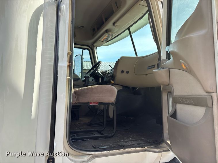 image for item OK9496 2007 Mack CXN613 semi truck