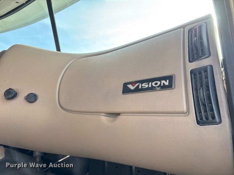 image for item OK9496 2007 Mack CXN613 semi truck