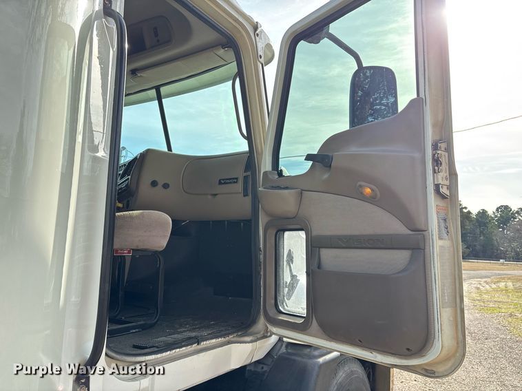 image for item OK9496 2007 Mack CXN613 semi truck