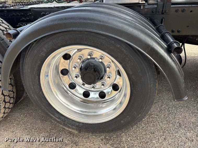 image for item OK9496 2007 Mack CXN613 semi truck