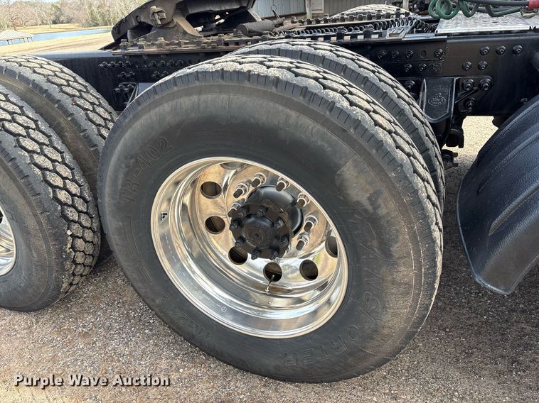 image for item OK9496 2007 Mack CXN613 semi truck