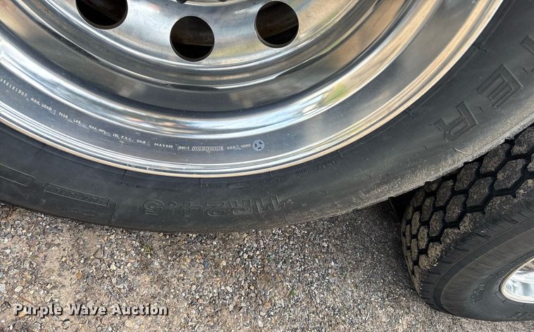 image for item OK9496 2007 Mack CXN613 semi truck