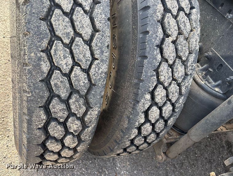 image for item OK9496 2007 Mack CXN613 semi truck