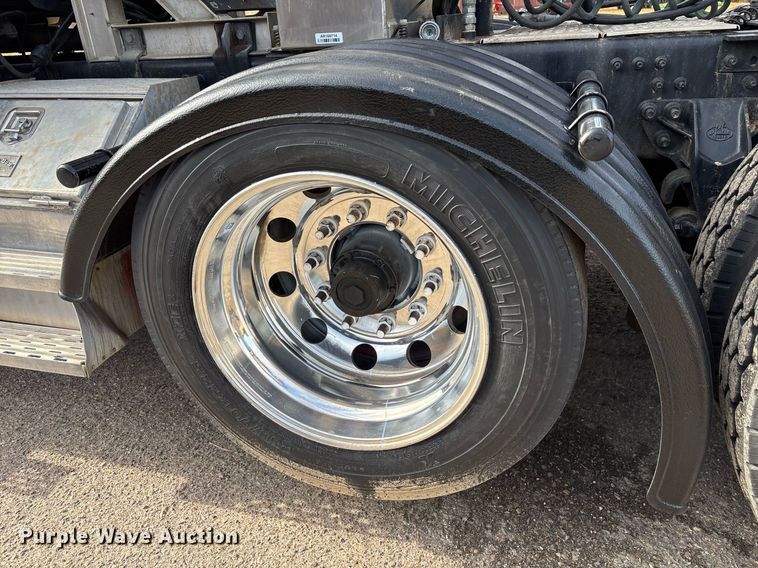 image for item OK9496 2007 Mack CXN613 semi truck