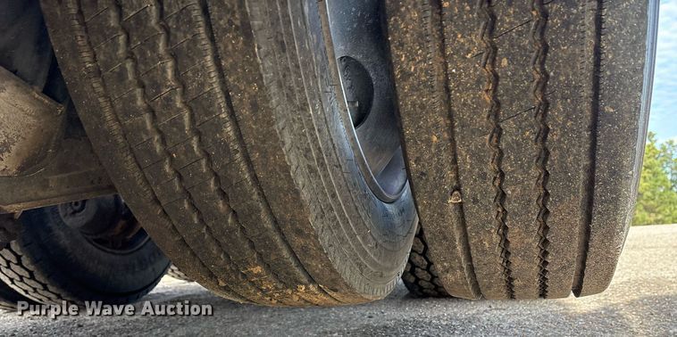 image for item OK9496 2007 Mack CXN613 semi truck