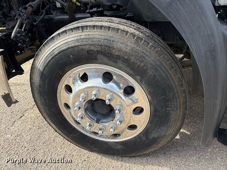 image for item OK9496 2007 Mack CXN613 semi truck