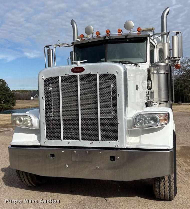 image for item OK9498 2010 Peterbilt 388 semi truck