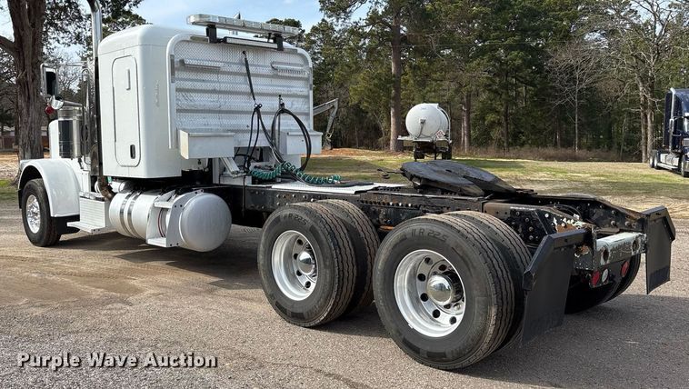 image for item OK9498 2010 Peterbilt 388 semi truck