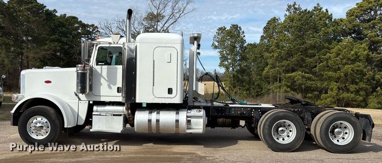 image for item OK9498 2010 Peterbilt 388 semi truck