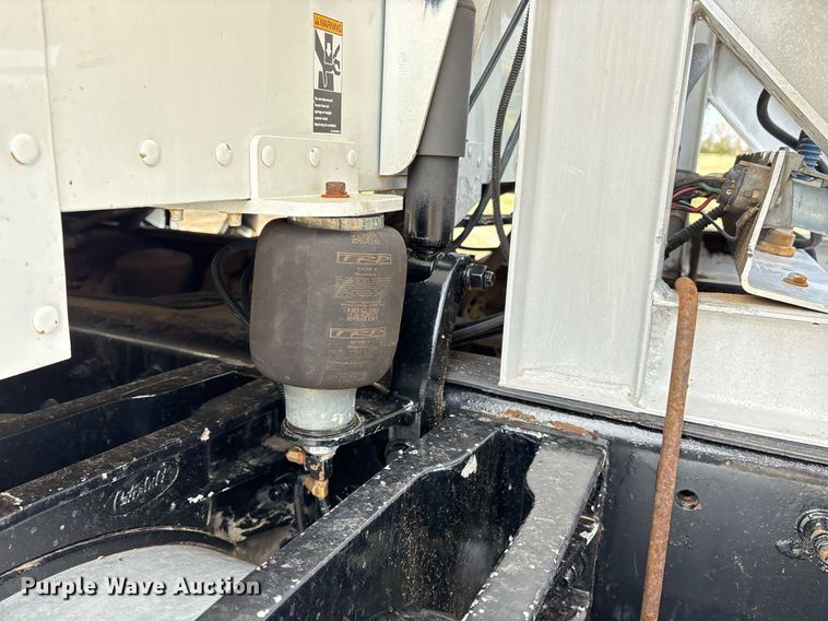 image for item OK9498 2010 Peterbilt 388 semi truck