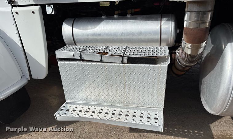 image for item OK9498 2010 Peterbilt 388 semi truck