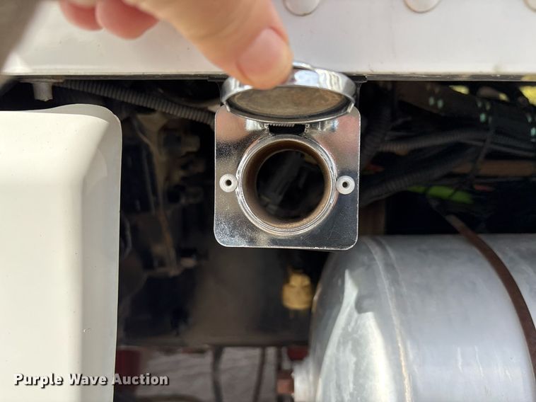 image for item OK9498 2010 Peterbilt 388 semi truck