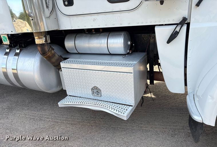 image for item OK9498 2010 Peterbilt 388 semi truck