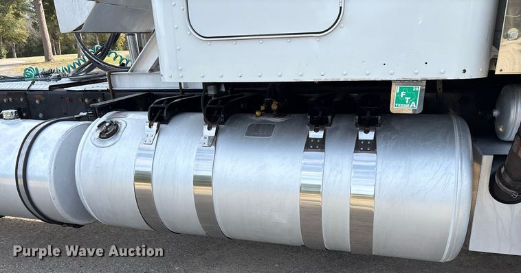 image for item OK9498 2010 Peterbilt 388 semi truck