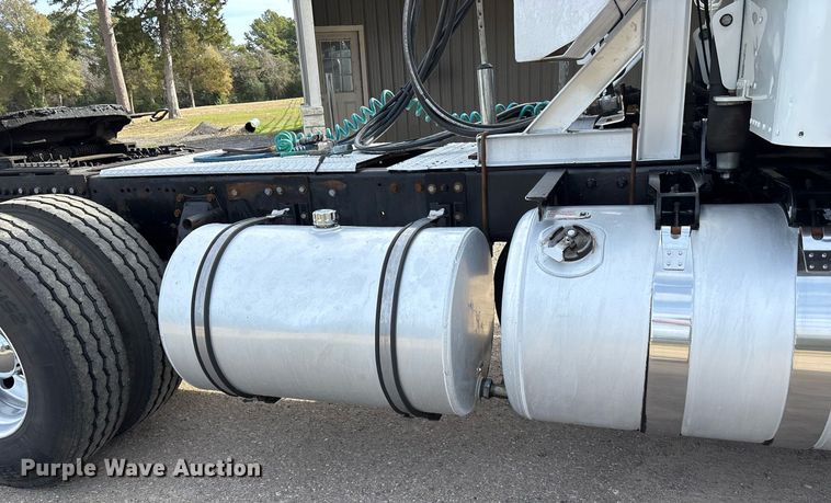 image for item OK9498 2010 Peterbilt 388 semi truck