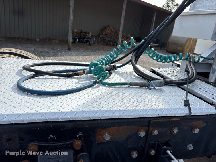 image for item OK9498 2010 Peterbilt 388 semi truck