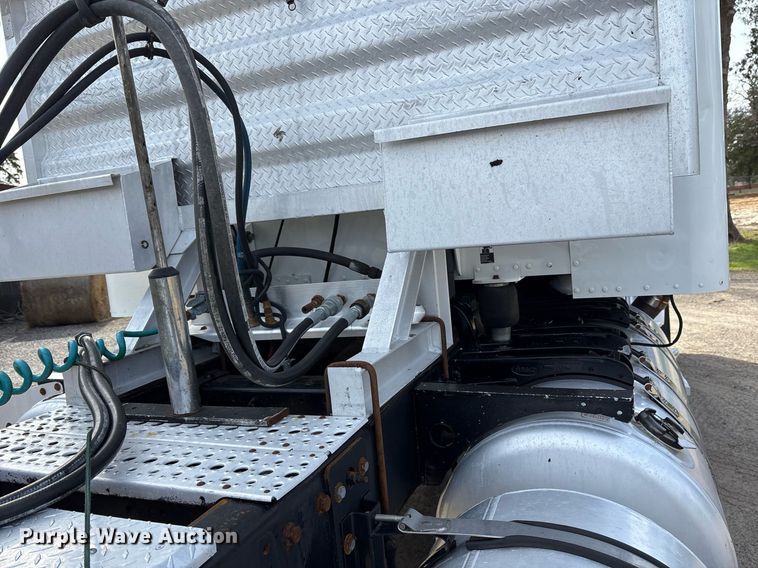 image for item OK9498 2010 Peterbilt 388 semi truck