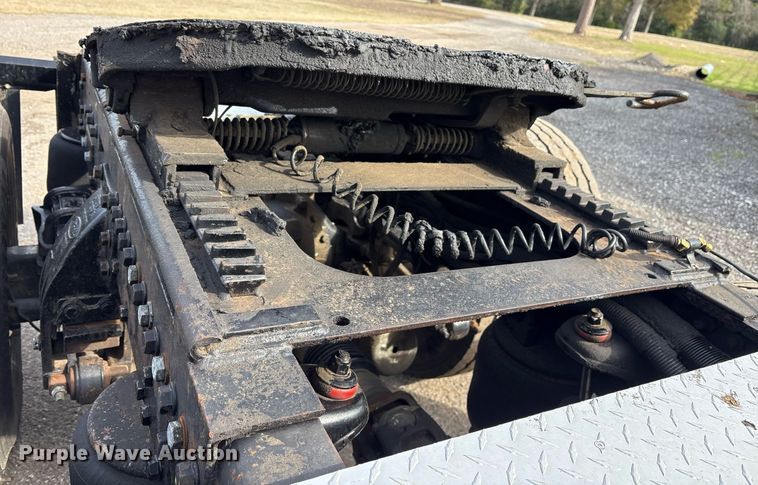 image for item OK9498 2010 Peterbilt 388 semi truck