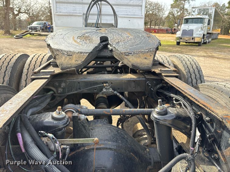 image for item OK9498 2010 Peterbilt 388 semi truck