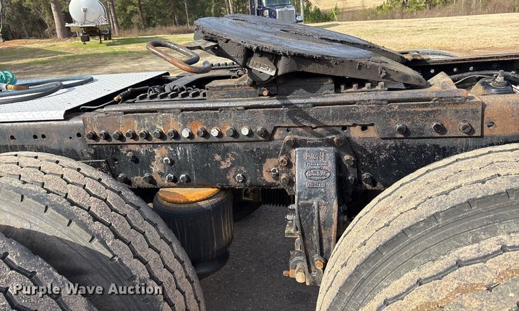 image for item OK9498 2010 Peterbilt 388 semi truck