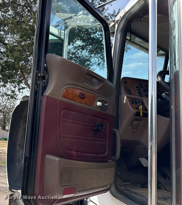image for item OK9498 2010 Peterbilt 388 semi truck