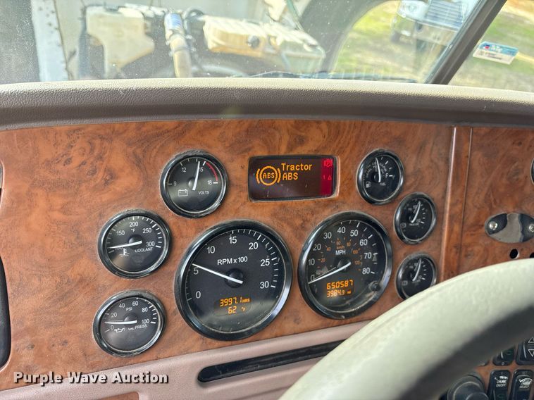 image for item OK9498 2010 Peterbilt 388 semi truck