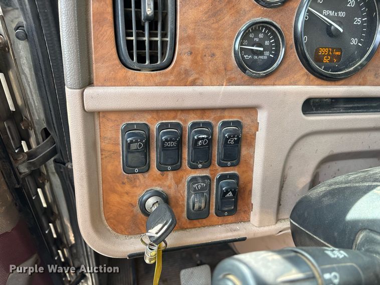 image for item OK9498 2010 Peterbilt 388 semi truck