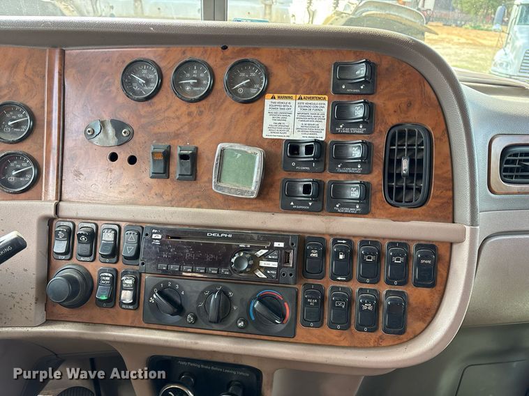 image for item OK9498 2010 Peterbilt 388 semi truck