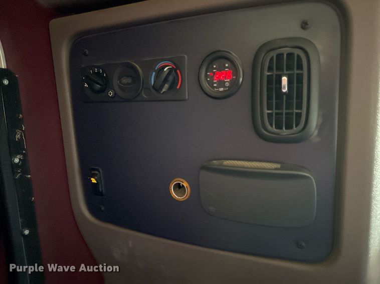 image for item OK9498 2010 Peterbilt 388 semi truck