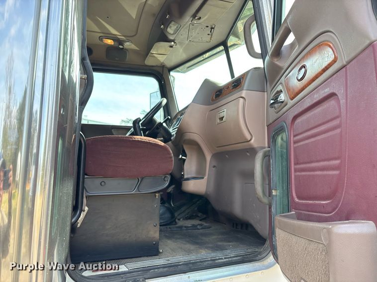 image for item OK9498 2010 Peterbilt 388 semi truck